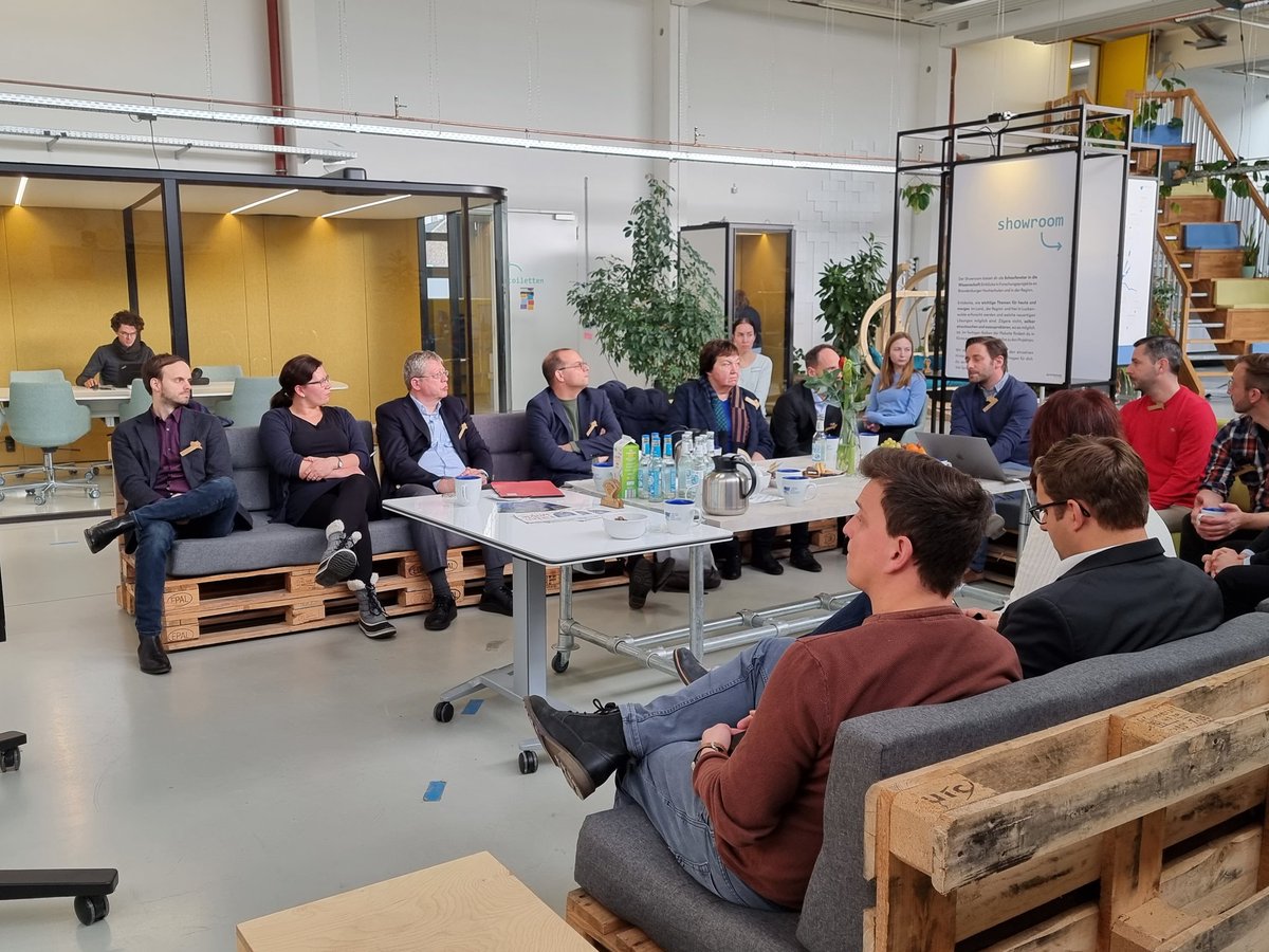 Antje Michel Antje Michel@EjtnaMic@bildung.social (@ejtnamic) on Twitter photo Heute: hoher Besuch von Staatssekretär <a href="/TobiasDuenow/">Tobias Dünow</a> <a href="/mwfkbrb/">MWFK Brandenburg</a> in unserer #Praesenzstelle Luckenwalde <a href="/TH_Wildau/">TH Wildau</a> @FHPotsdam. "Ich bin total geflasht, das ist absolut grossartig, was Sie hier machen." Danke, finden wir auch. ;) Ihr wollt mal kieken? Hier: youtu.be/WCGSJkfLKP0 Heute: hoher Besuch von Staatssekretär <a href="/TobiasDuenow/">Tobias Dünow</a> <a href="/mwfkbrb/">MWFK Brandenburg</a> in unserer #Praesenzstelle Luckenwalde <a href="/TH_Wildau/">TH Wildau</a> @FHPotsdam. "Ich bin total geflasht, das ist absolut grossartig, was Sie hier machen." Danke, finden wir auch. ;) Ihr wollt mal kieken? Hier: youtu.be/WCGSJkfLKP0