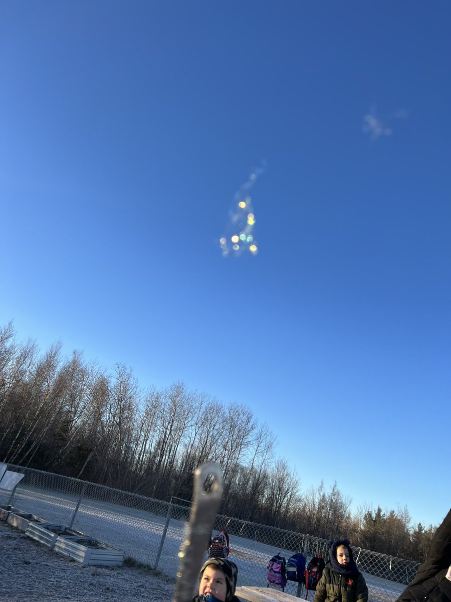 Have you ever wondered what happens when you blow bubbles in the winter!? We are having a ball experimenting this morning! <a href="/Oldfield_Osprey/">Oldfield Elementary</a> #nspreprimary <a href="/HRCE_NS/">Halifax Regional Centre for Education</a> #science #freezingbubbles #discoveryandinvention #capableconfidentcurious @msbrenpp #msvanessa