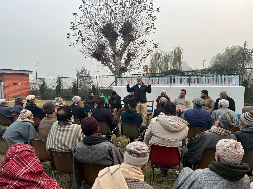 salmanalisagar's tweet photo. Met &amp; interacted with block working committee members of #HAZRATBAL.
Block prez’s #JKNC &amp; #YNCKMR Bashir Ah Sofi, Bashir Ah mir, Inayat Bhat &amp; Naseer Magrey,women’s wing BP #Roohi JI &amp; others attended to deliberate upon the forthcoming 5th Dec event being Host Block
#NaseemBagh ! https://t.co/I9yaFHnRkE