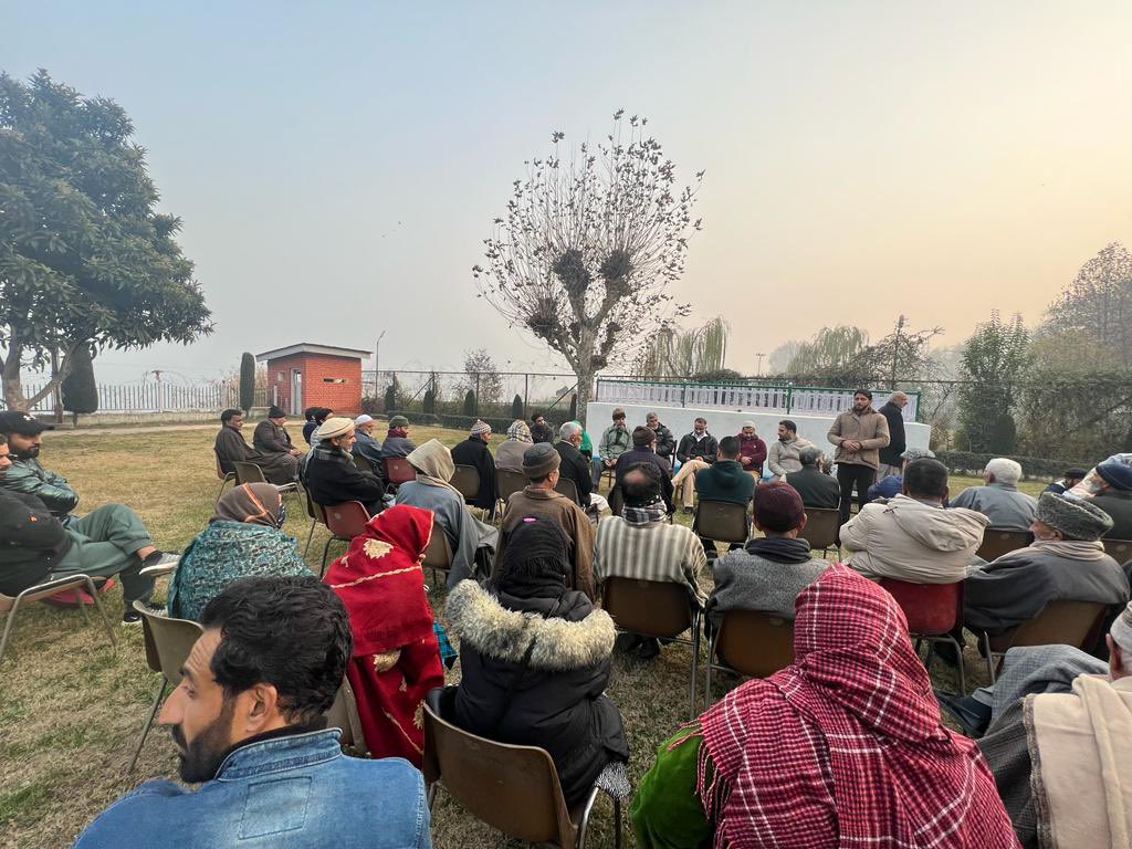 salmanalisagar's tweet photo. Met &amp; interacted with block working committee members of #HAZRATBAL.
Block prez’s #JKNC &amp; #YNCKMR Bashir Ah Sofi, Bashir Ah mir, Inayat Bhat &amp; Naseer Magrey,women’s wing BP #Roohi JI &amp; others attended to deliberate upon the forthcoming 5th Dec event being Host Block
#NaseemBagh ! https://t.co/I9yaFHnRkE