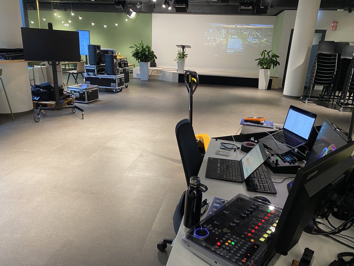 Licht, Ton, Kamera – Action! 📹 Nicht erschrecken – so sieht es derzeit bei uns im Headquarter aus. Viele fleißige helfende Hände sind gerade dabei, alles an seinen richtigen Platz zu räumen, damit wir dich morgen bei der #Tools4AgileTeams 2022 begrüßen können. 📦

#t4at #agile