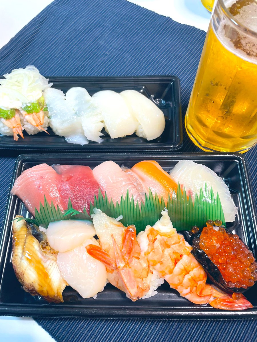 お疲れ様でしたー🥱 今日はスシローのテイクアウトで乾杯です🍻 ネタがいい感じ♪