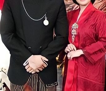 flowintang's tweet photo. Lagi ngebatin knp posisi tangannya iso sama ala² foto pasangan pejabat 😭🤣

#MileApo
#MileApoGoTogether https://t.co/ZnHcnv4NwW