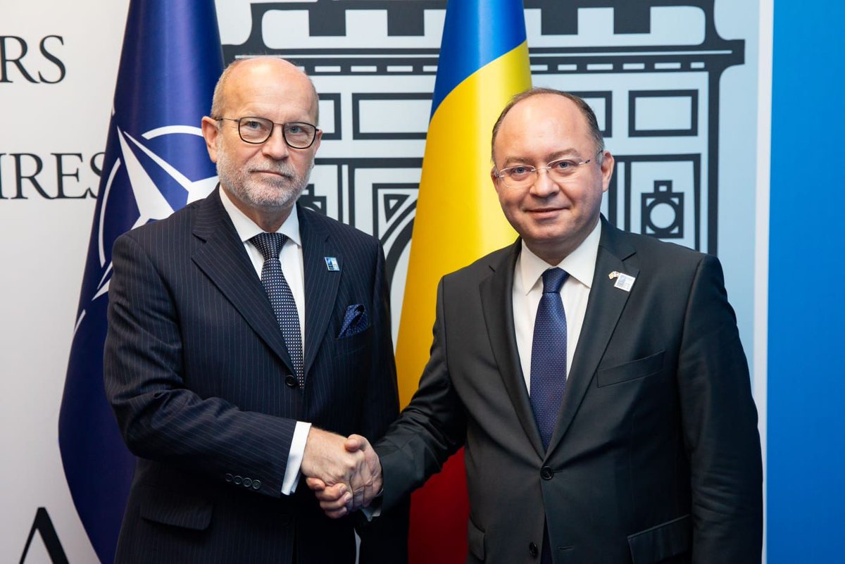 BogdanAurescu's tweet photo. Excellent to meet my colleague @RastislavKacer in margins of #ForMin_Bucharest. I welcomed the very good 🇷🇴🇸🇰 bilateral&sectoral dialogue. We share the same views on promoting values, unity&solidarity at regional&EU level. Thanked for SK strong support for RO #Schengen accession. https://t.co/zbvtn4FE6p