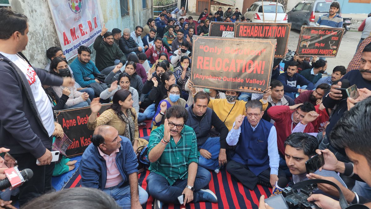 dograjournalist's tweet image. Kashmiri Hindu Pandit Filmmaker @ashokepandit Ji joins protest against LG J&amp;amp;K administration and supports relocation of PM Package Employees of J&amp;amp;K.

#PMPackageEmployees