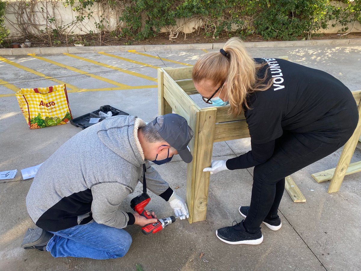 ResidenciaSAB's tweet photo. La empresa CELESTICA ha colaborado con nosotros mediante la compra y la instalación de jardineras y poder llevar a cabo un objetivo común que logre dotar de recursos el proyecto de vida de las personas residentes. Gracias por vuestro esfuerzo #transformandoelmodelodecuidadosfsab https://t.co/paEzUtbtuU