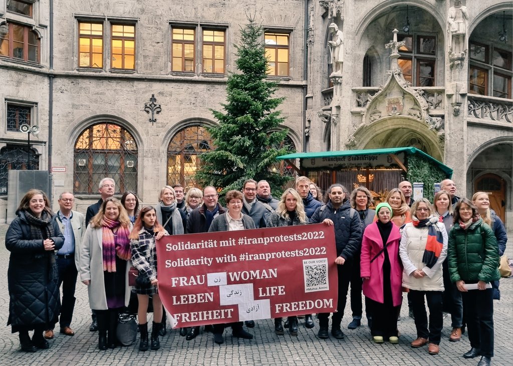 KHabenschaden's tweet photo. München steht an der Seite der mutigen Protestierenden in #Iran. In einer gemeinsamen Resolution fordern alle demokratischen Parteien des Stadtrats Bundesregierung &amp; EU auf, den Druck auf das Mullah-Regime zu erhöhen.
#freedomforiran #womenlifefreedom #IranRevolution #MahsaAmini https://t.co/m29djTk9Rm