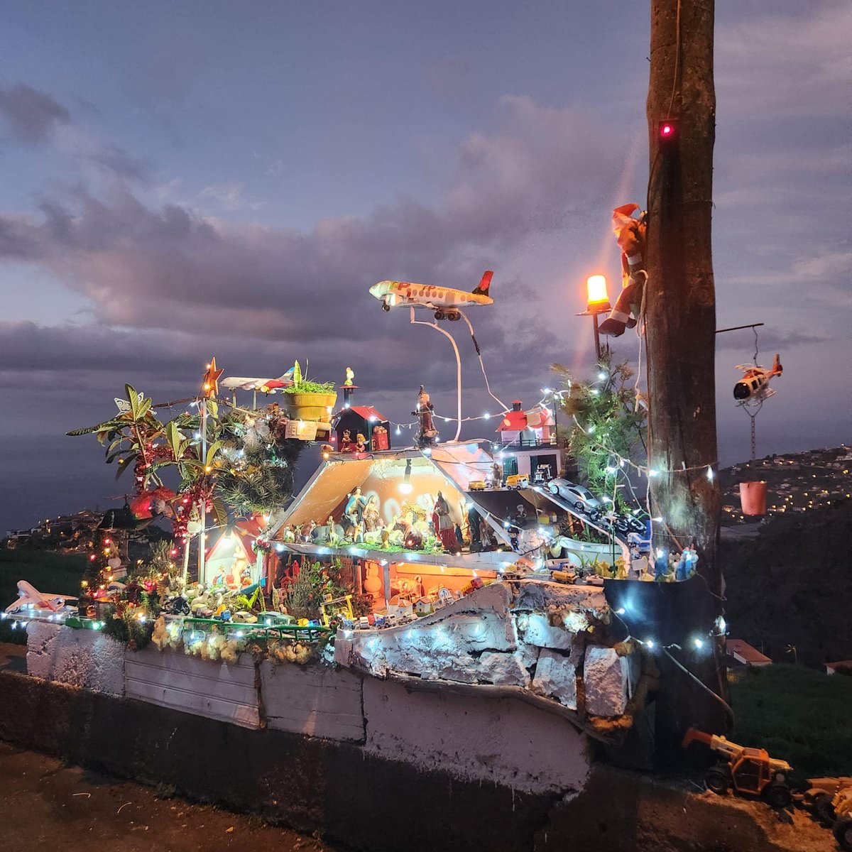 Madeira's tweet photo. 🇬🇧 Good morning #Madeira .. Does anyone know where this nativity scene is?
🇵🇹 Bom dia #Madeirenses .. Alguém sabe onde está este presépio? https://t.co/D61oZPgFmm
