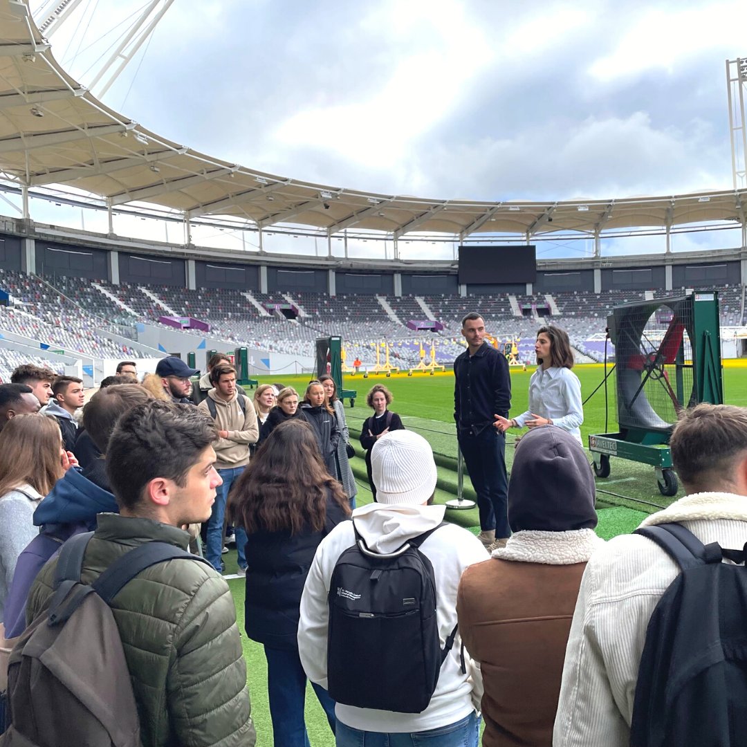 🇫🇷 [TFC] Les étudiants en Master Management du Sport ont eu la chance de visiter le Stadium avec les équipes du <a href="/ToulouseFC/">Toulouse FC</a> : Marion Pélissou, ancienne IMOS et Chargée de Communication et Relation Presse ainsi que Guillaume Villerelle, coordinateur des Opérations et Servicing.⚽