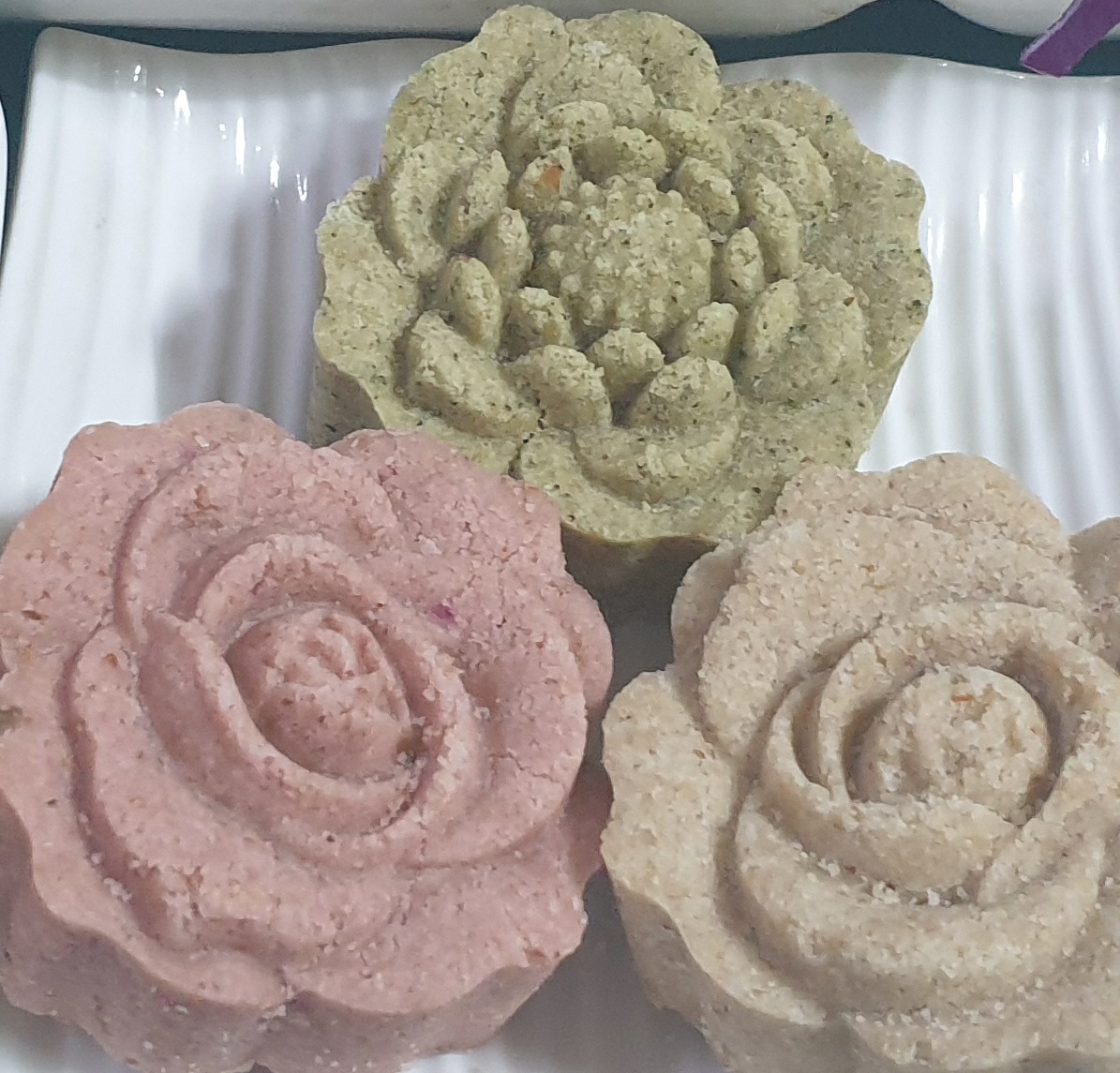 쌀로 만든 다식(과자)
맛이 정말 담백하고 고소하며
한입 먹으면 유자청이 들어 있어
달콤함이 입안에 가득합니다 

youtu.be/h2eniE2-2Ds (korean)
youtu.be/uZXbNdbR2bw (english)
youtu.be/NKrBCrvWWMk (Japanese)

#쌀과자 #다식 #쌀다식 #유자청 #돌나라 #doalnara #food #요리 #꽃모양