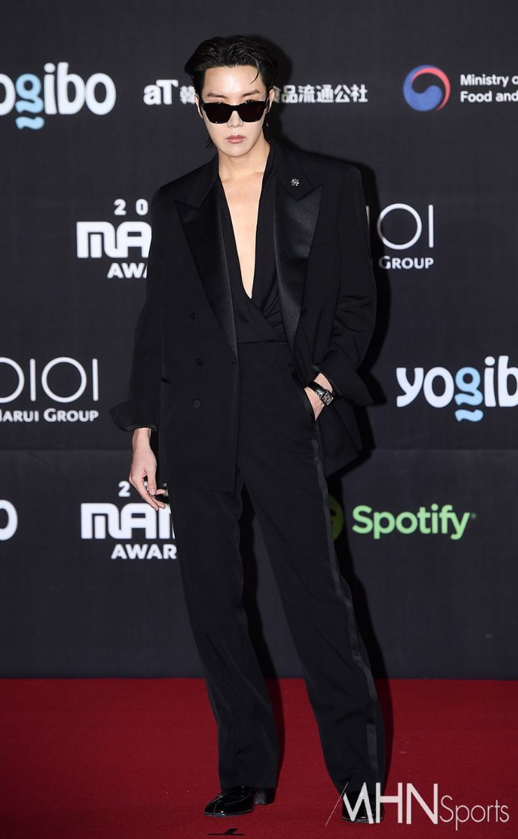 jeoncanelo's tweet photo. OMG JUNG HOSEOK😩🥵
hobi jangan gini😭
#MAMA2022 #JHOPEatMAMA2022 #jhope #jhopexMAMA #JackInTheBox #IAmYourHope https://t.co/3LqsYuLIHR