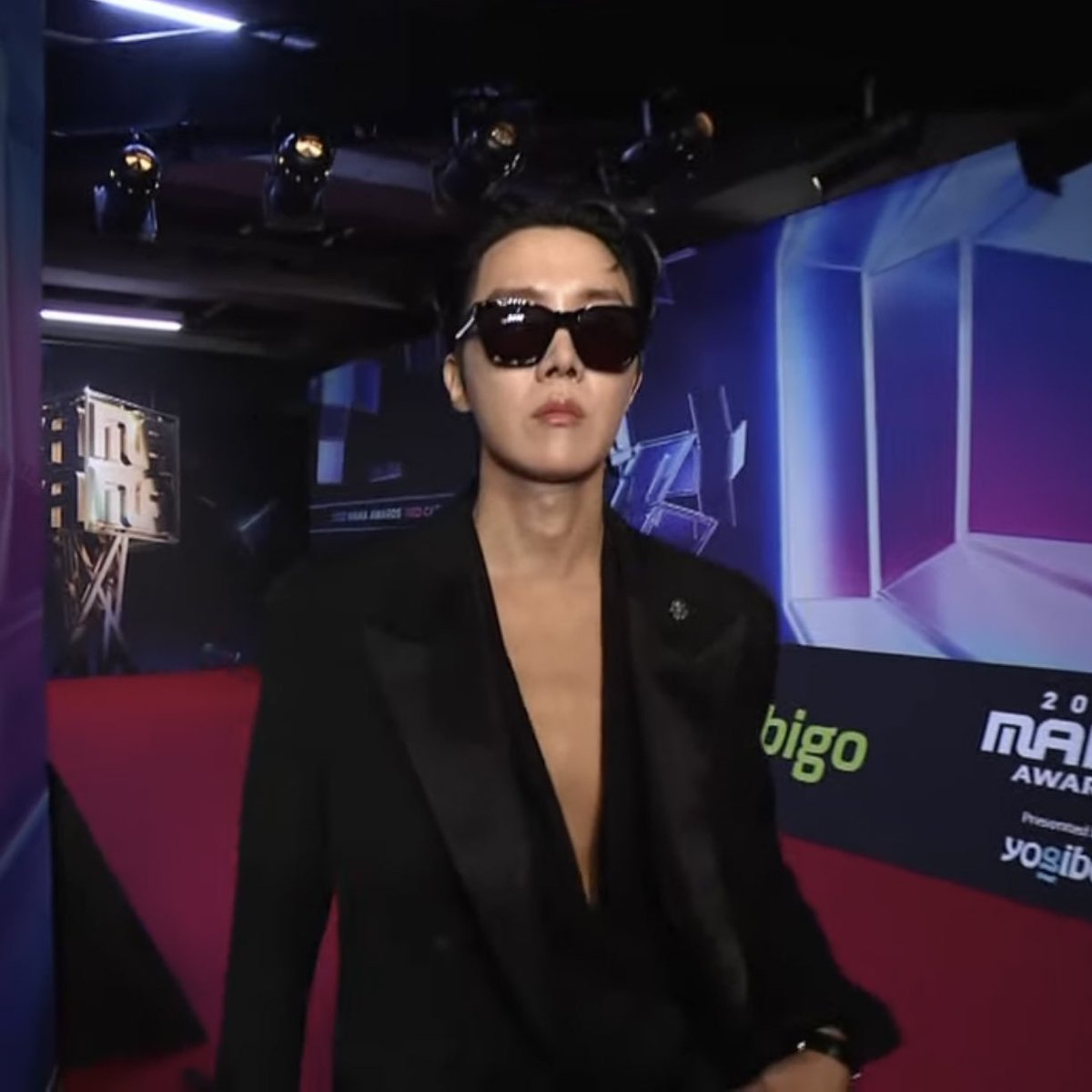Ederlin0417's tweet photo. — #JHOPE dejo a todo el mundo impacto y con la boca abierta con su OUTFIT, se apoderó en solo segundos de la red carpet 🥴🔥

J-HOPE AT MAMA TODAY
J-HOPE AT RED CARPET
#JHOPEatMAMA2022 #jhopexMAMA https://t.co/iqeg9bPnHA