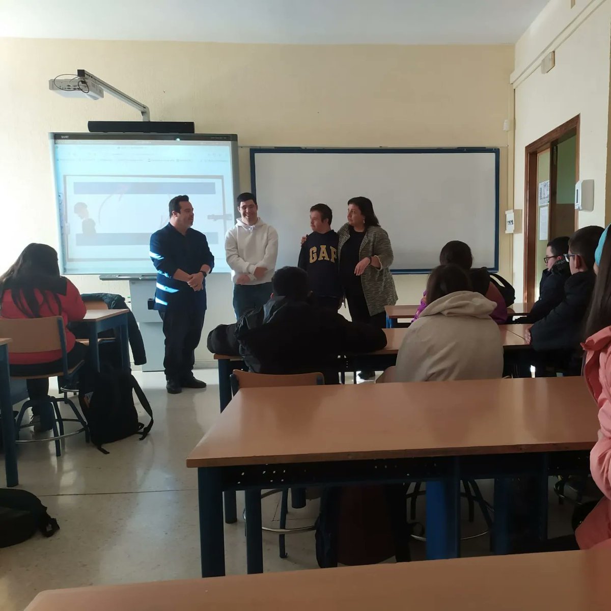 IESPedroAntonio's tweet photo. Mercedes, Manolo y José Manuel, de la Asociación Síndrome de Down, han realizado talleres de concienciación con 3° ESO y Aula Específica.

"PERSONAS: Diferentes e Iguales. Todos y todas tenemos Derechos, Capacidades y Limitaciones". 

#DíaInternacionalPersonasConDiscapacidad https://t.co/QhTpBMcKmW