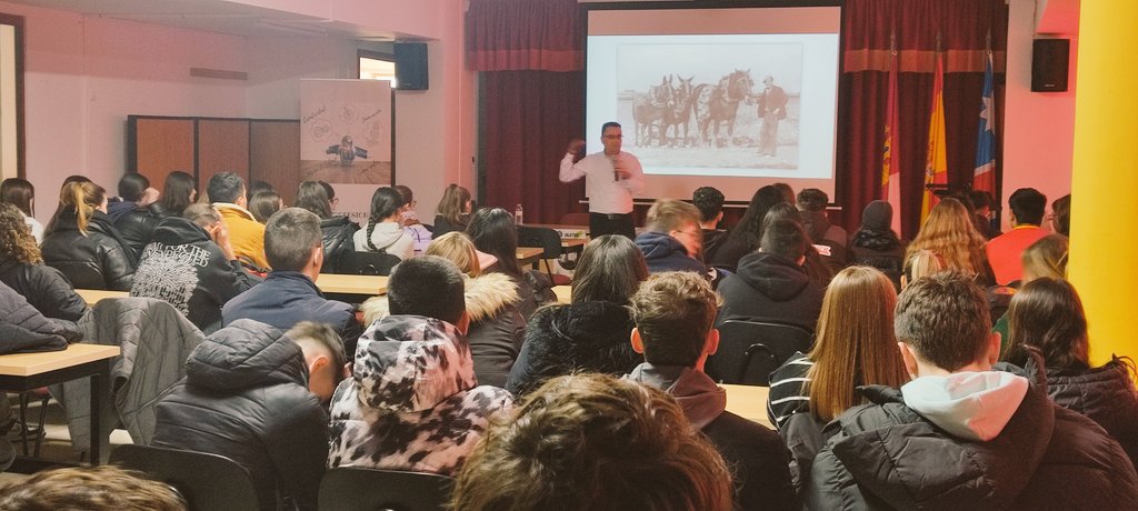 begofol10's tweet photo. Hoy en el @IESJorgeManriqu seguimos con nuestro #objetivoemprendedores dentro de la red @apesclm. Tenemos a Pedro Martínez, escritor y coach. https://t.co/UNqaL6356e