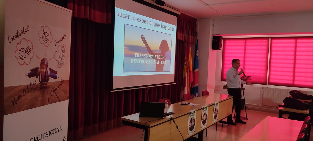 begofol10's tweet photo. Hoy en el @IESJorgeManriqu seguimos con nuestro #objetivoemprendedores dentro de la red @apesclm. Tenemos a Pedro Martínez, escritor y coach. https://t.co/UNqaL6356e