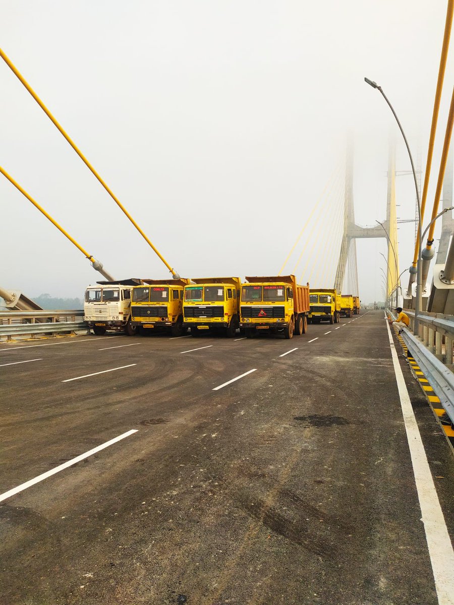 ShetSadanand's tweet photo. Load testing begins on the new state-of-the-art Zuvari Bridge under the supervision of PWD Minister @nileshcabral. The seeds that were sown by our visionary leader Late Manohar Bhai Parrikar is now turning into reality and will be a boon to the people of #Goa. https://t.co/uqclh2JAsx