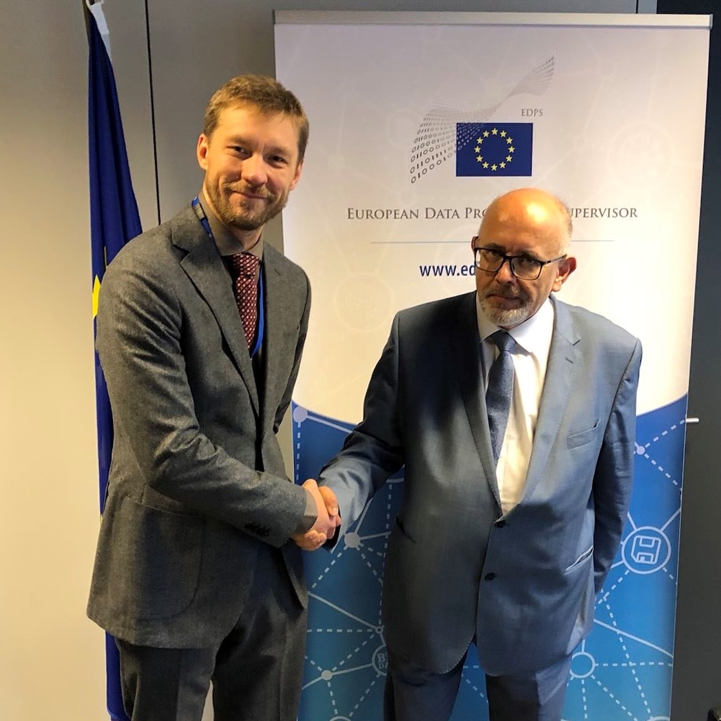 Today, #EDPS &amp; <a href="/enisa_eu/">ENISA</a> have signed a Memorandum of Understanding establishing their strategic #cooperation framework, to promote a joint approach to cybersecurity aspects and data protection. 
Read Press Release europa.eu/!Rxrjkb
Read MoU europa.eu/!yx8Gqc