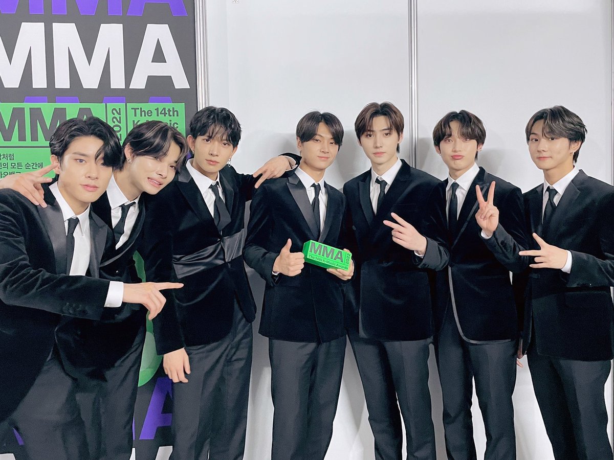 zwoaa's tweet photo. Happiness that comes with a bag full of a trophy to take home, the award from the '1theK Global Icon' category at the Melon Music Award 2022 which shines beautifully as if giving us a bright next path for us to go further than what we got this time. https://t.co/CIrfCefe9I