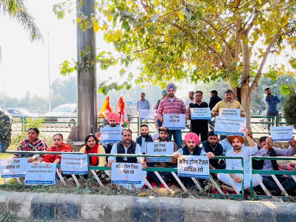 IYC's tweet photo. The @IYCChandigarh, led by @LubanaManoj, has been on strike for the past three days in protest of the arbitrary decision to increase entry fees at railway stations.

This behaviour is extremely undesirable and strains the average person's finances. https://t.co/eWS9HcE1Ve