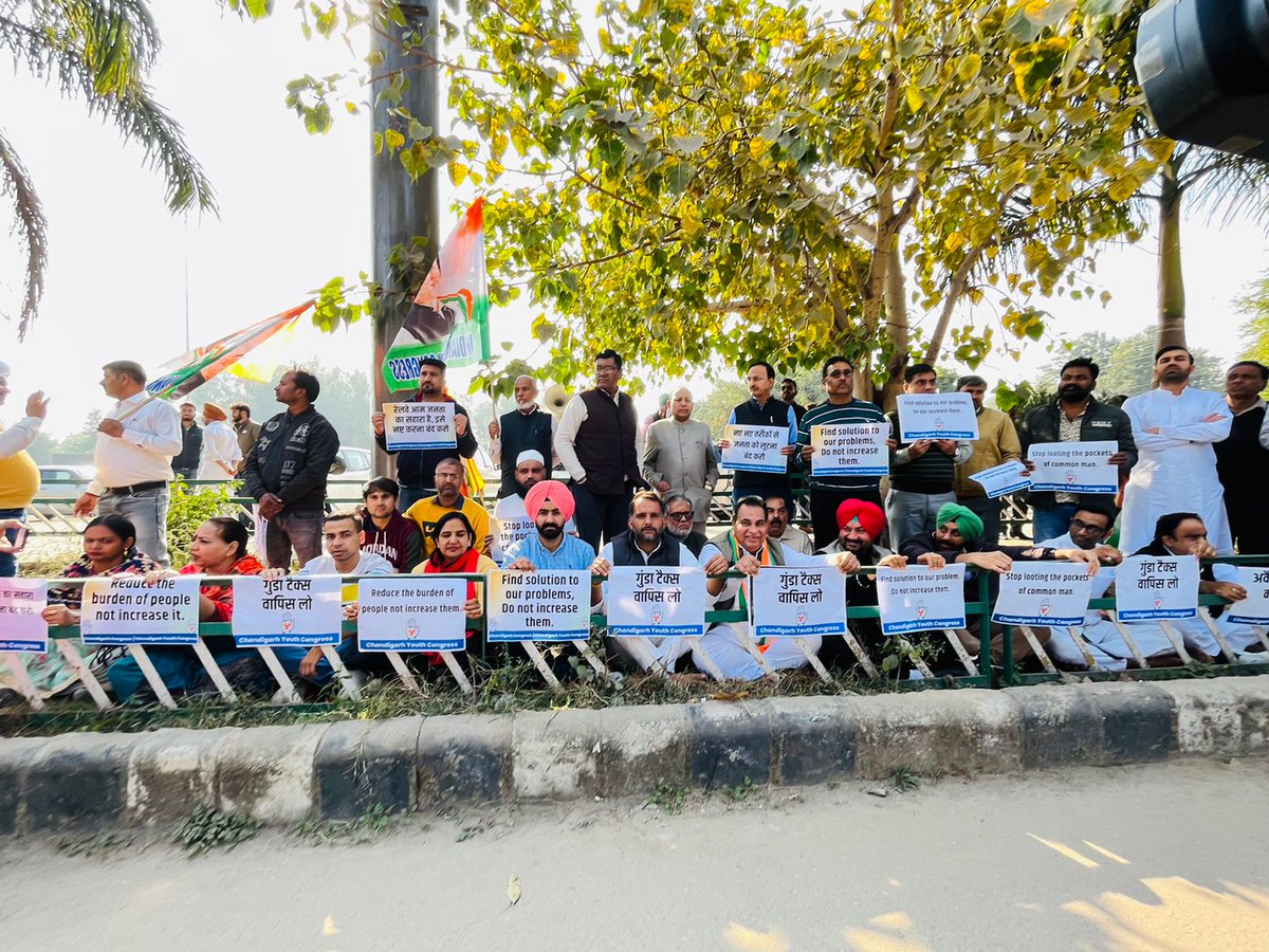 IYC's tweet photo. The @IYCChandigarh, led by @LubanaManoj, has been on strike for the past three days in protest of the arbitrary decision to increase entry fees at railway stations.

This behaviour is extremely undesirable and strains the average person's finances. https://t.co/eWS9HcE1Ve