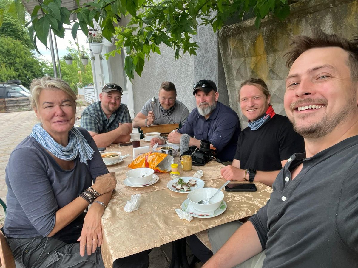 CunninghamCSky's tweet image. So proud of our whole team! They’re the best in the business and it’s an honour to run around telling these incredible stories with them!
@AlexCrawfordSky @artlysak Jake Britton Jake Jacobs and the Mishas ♥️

Our piece from Lysychansk for @SkyNews: 
youtu.be/Ibdo5msrqbw