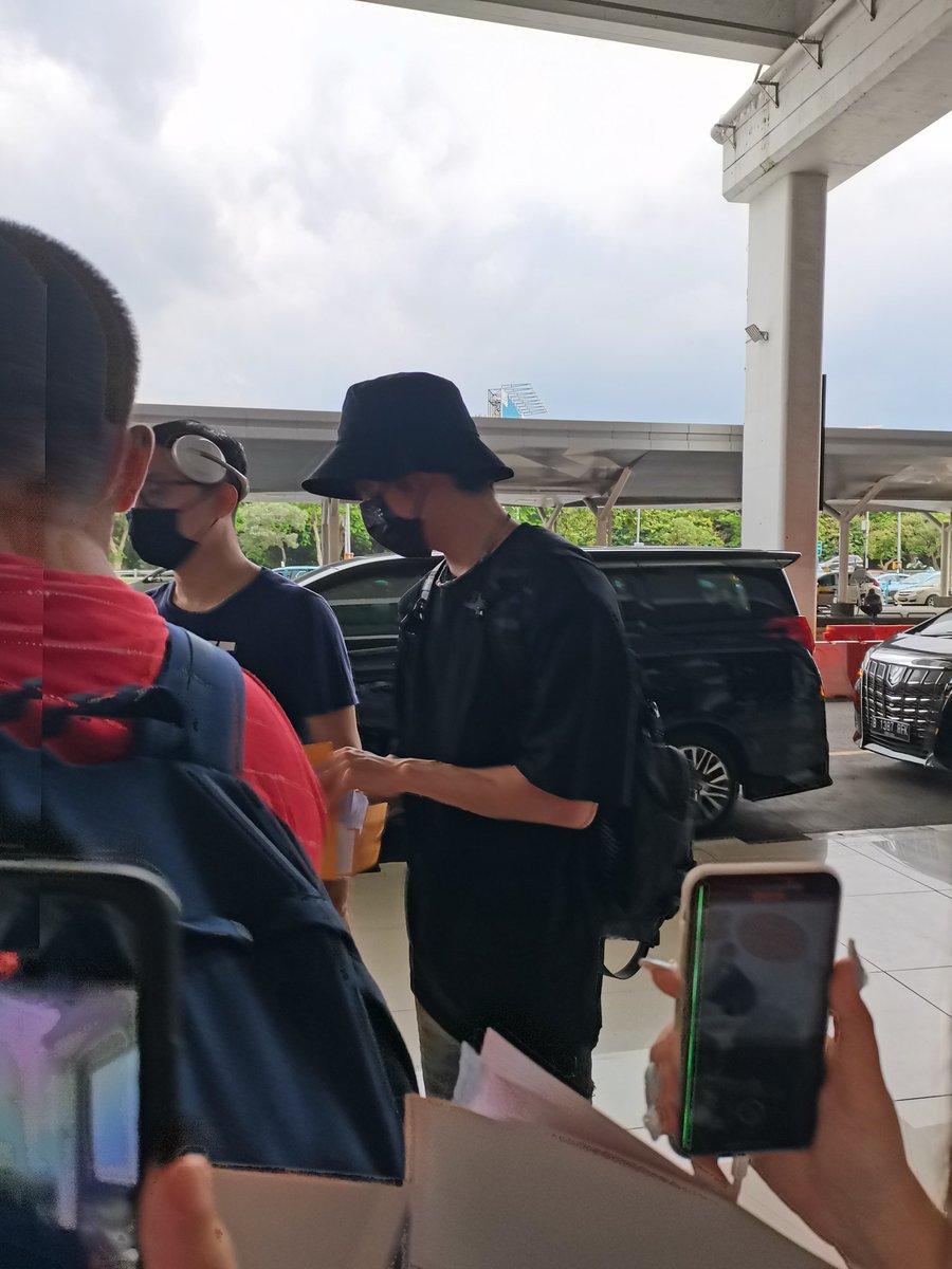 Akari_Moon_Zhu's tweet photo. He is so handsome ❤️❤️❤️❤️#WelcomeYanqiZhangtoIndonesia #ZhangYanqi #张颜齐 https://t.co/g2cyJHh1aF