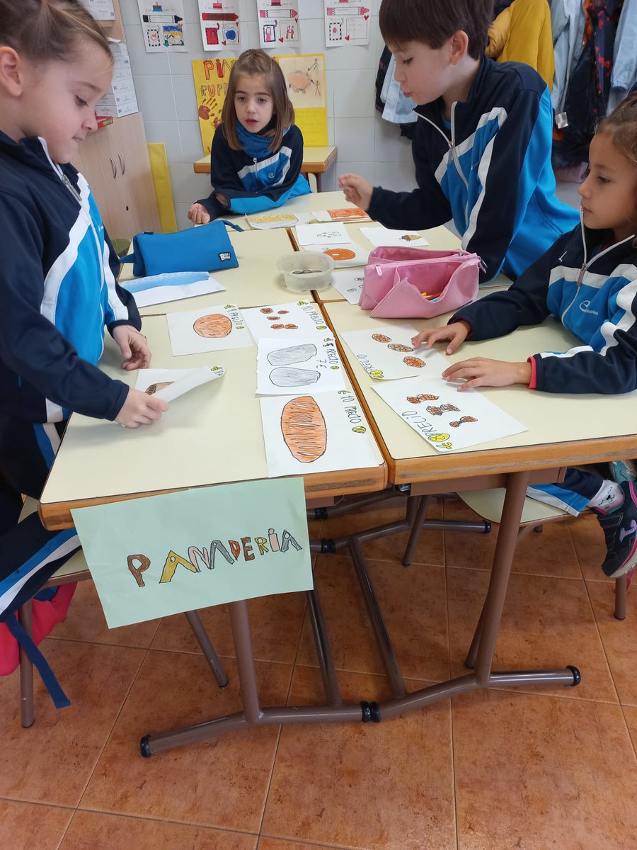 sotilloescolapi's tweet photo. En 1º de primaria montamos nuestro propio mercado:“MercaSotillo”. Por equipos fabricamos nuestro puesto y nuestros productos. 🥦🍉🥖🍗🥑Después compramos y vendemos en él utilizando los euros. 💶
#AtréveteACaminar👟 #EscolapiasSotillo #Primaria #PrimerCiclo #MercaSotillo https://t.co/oCPfKU8PX7