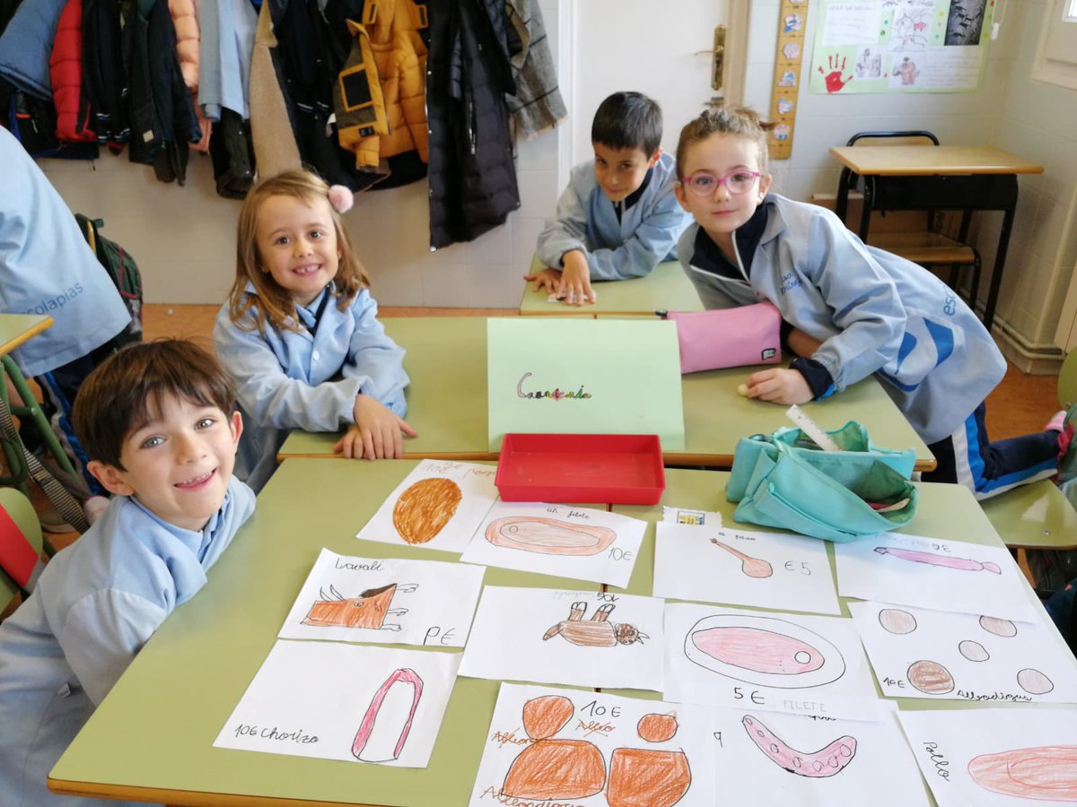 sotilloescolapi's tweet photo. En 1º de primaria montamos nuestro propio mercado:“MercaSotillo”. Por equipos fabricamos nuestro puesto y nuestros productos. 🥦🍉🥖🍗🥑Después compramos y vendemos en él utilizando los euros. 💶
#AtréveteACaminar👟 #EscolapiasSotillo #Primaria #PrimerCiclo #MercaSotillo https://t.co/oCPfKU8PX7