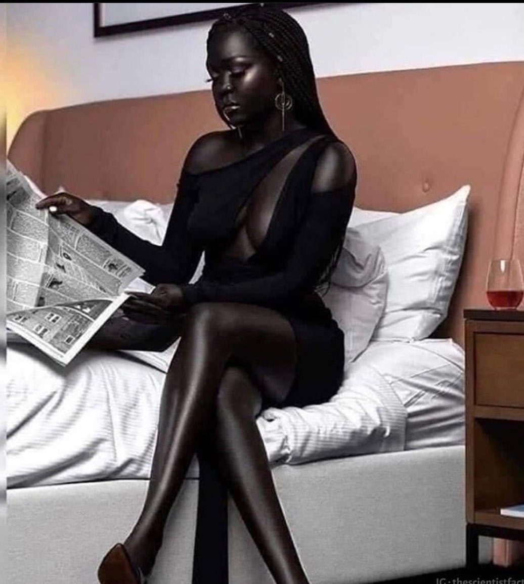 _Anfiska_'s tweet image. Суданская модель Няким вошла в книгу рекордов Гиннеса за самый тёмный оттенок кожи на земле.