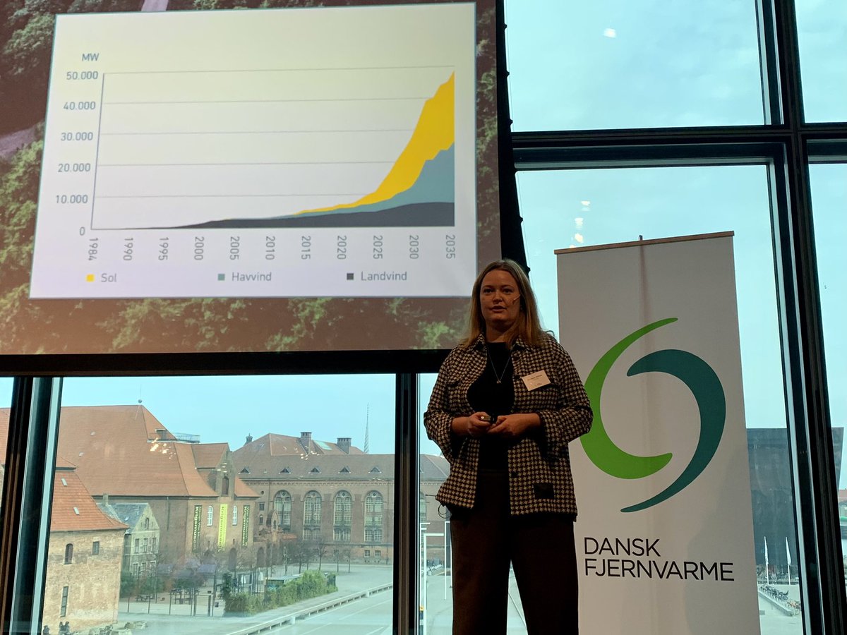 line_carlsen's tweet photo. Vi har MANGE grafer i @EnerginetDK  som starter blidt og pludselig stiger. Verden er i forandring, og der indarbejdes mange politiske ambitioner, forklarer @kiajerichau til #EnergipåToppen hos @DkFjernvarme #dkenergi https://t.co/QK6oiiVKv5