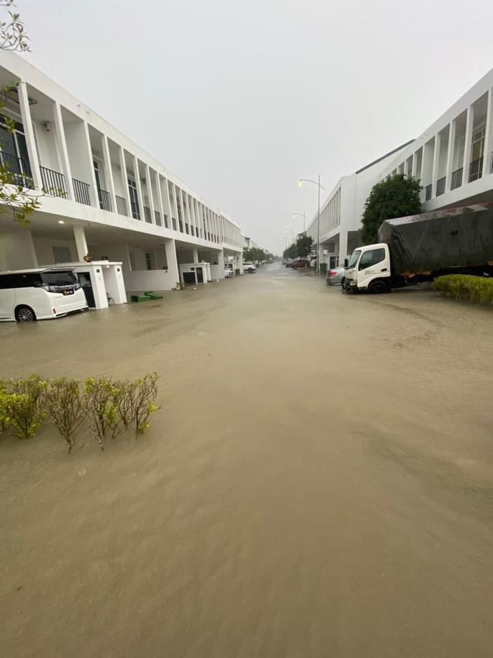 Banjir kilat di kawasan perumahan Eco Majestic, Semenyih.

Kredit: Niena Samsir