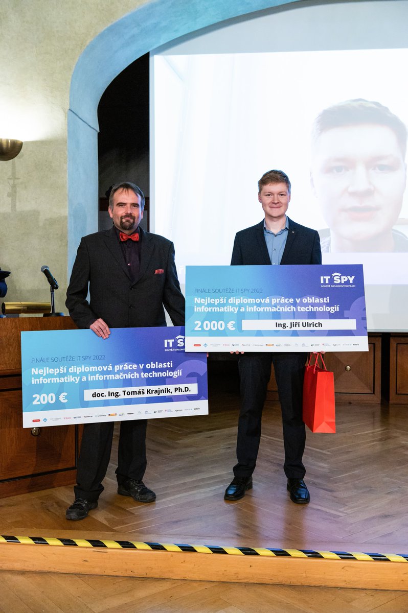 Profinit_EU's tweet photo. Velká gratulace vítězi #ITSPY2022, Jiřímu Ulrichovi z @CVUTFEL! A pokud vás zajímá, co má společné vítězná diplomka se 🐝 včelí královnou, mrkněte na rozhovor (začíná přibližně v 34.–35. minutě): https://t.co/QoJ4XJUtXF https://t.co/Ytr5VNnrCr