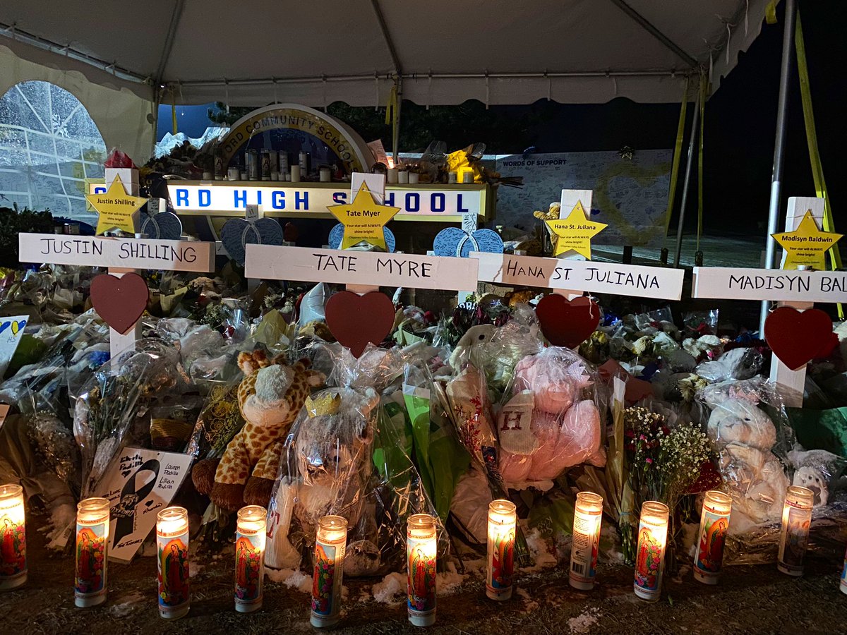 I took this photo of a growing memorial outside #OxfordHighSchool in early December 2021. 

Today marks one year since the Oxford community was forever changed. 

Thinking of the families of Justin, Tate, Hana, and Madisyn today 💙💙💙

<a href="/wxyzdetroit/">WXYZ Detroit</a> #OxfordMI #OxfordStrong