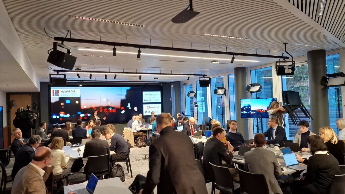 Informaatiosota alkamassa! Nimittäin tänään harjoitellaan disinformaatioon vastaamista.

💻Kansalliset tiimit, EU, Nato, toimittajat, järjestöt, meemitehtailijat ja someinfluensserit mm. edustettuina.

🙋‍♂️Oma aliakseni on ex-palkkasotilas ja aktiivinen twiittaaja 20k seuraajalla.