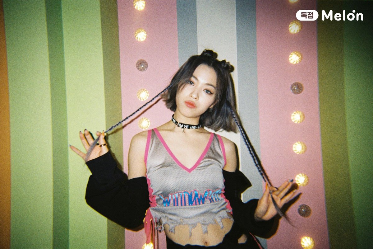 [Melon Exclusive Image]

BIRTH OF A QUEEN
#CHESHIRE_OUTNOW
#있지컴백_첫무대는_마마너로정했다
<a href="/ITZYofficial/">ITZY</a>