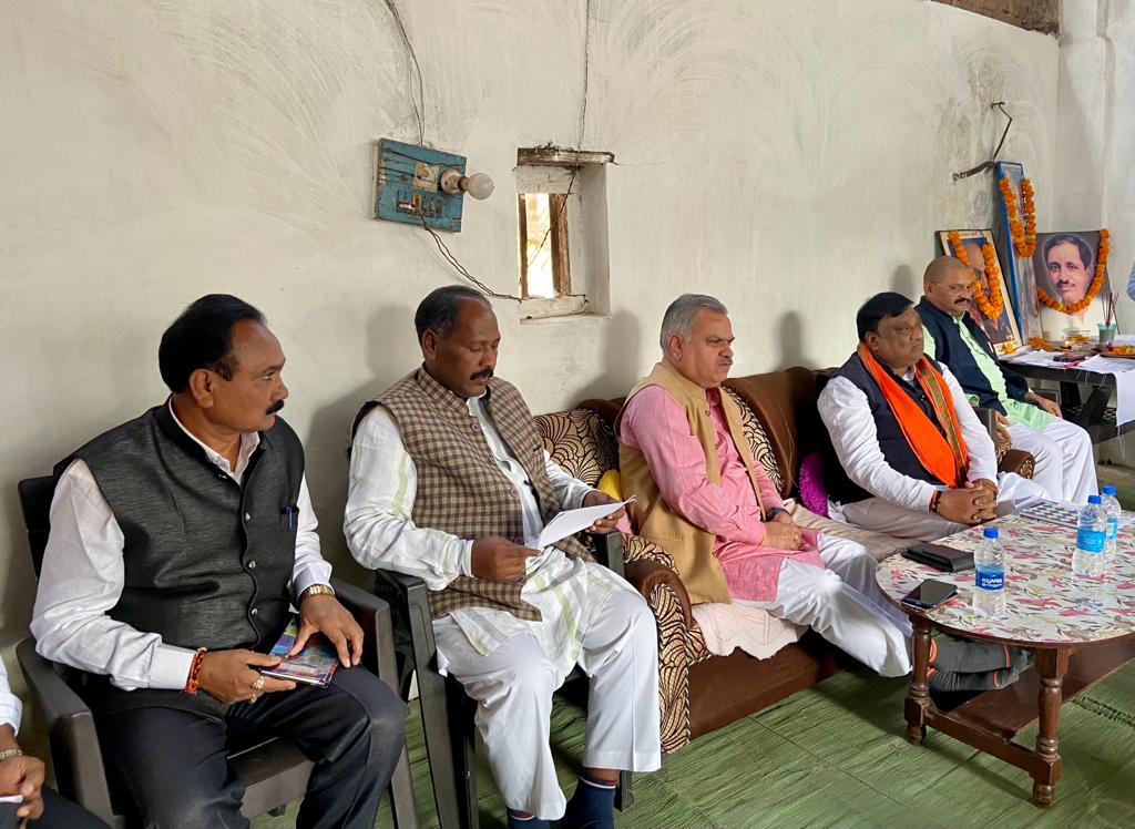 ajayjamwalbjp's tweet photo. छत्तीसगढ़ के भानुप्रतापपुर विधानसभा उपचुनाव में हाराडुला मंडल के शक्तिकेंद्र प्रभारियों, शक्तिकेंद्र संयोजकों/सहसंयोजकों, बूथ अध्यक्क्षों एवं बूथ सचिवों की बैठक में शामिल हुआ।

बैठक में बूथ अनुसार मजबूती के लिए रणनीति तैयार किया गया।
@BJP4India 
@BJP4CGState 
@JPNadda https://t.co/WAbcCiycTa