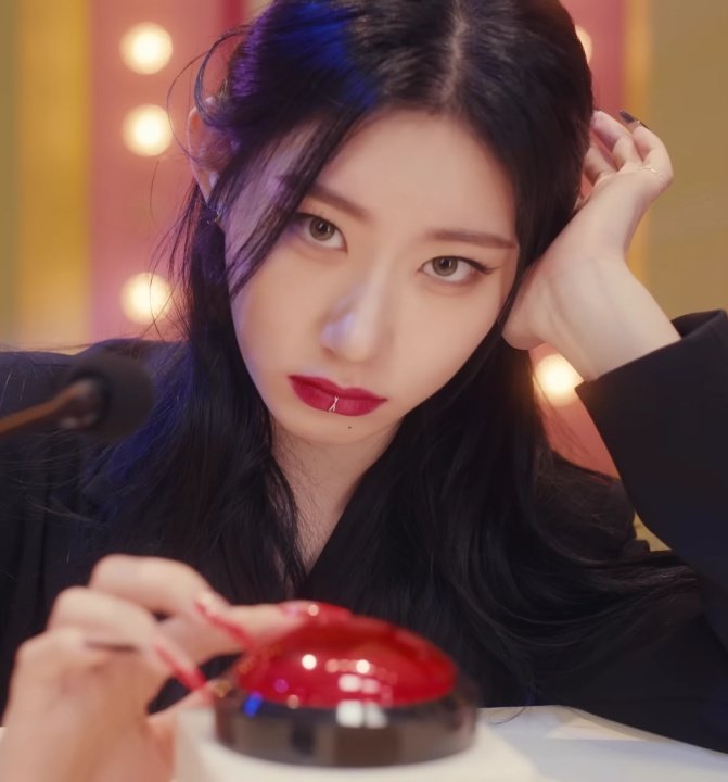 aytiziiway's tweet photo. IF THEY WON'T BE USING CHAER'S FAKE LIP PIERCING LATER,,, THEN WHAT'S THE POINT???? https://t.co/VXrF34839y