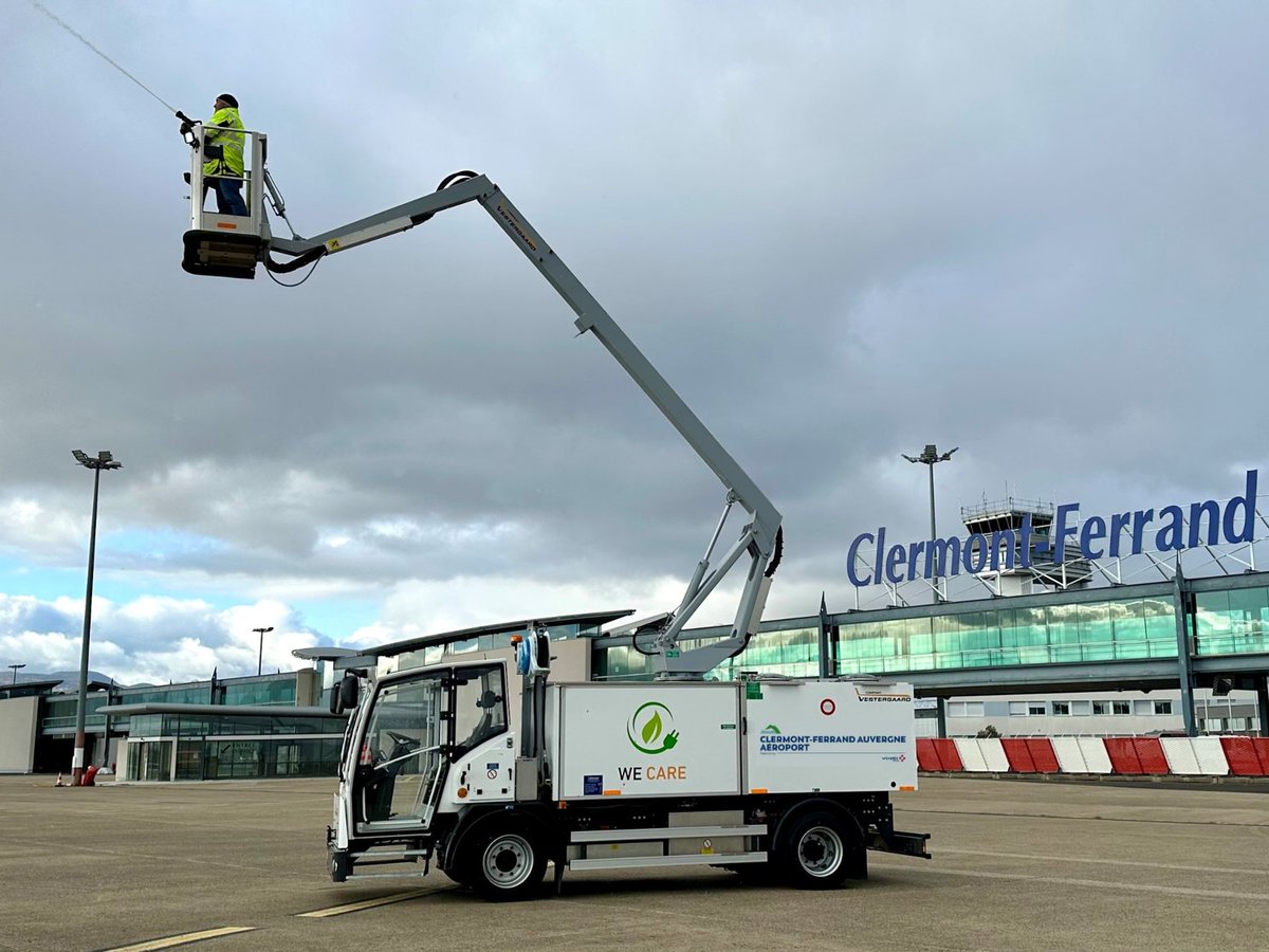 L'#aeroport de #ClermontFerrand #Auvergne en premiere mondiale ! 1ere dégivreuse 100% électrique au monde ! #decarbonation #climat