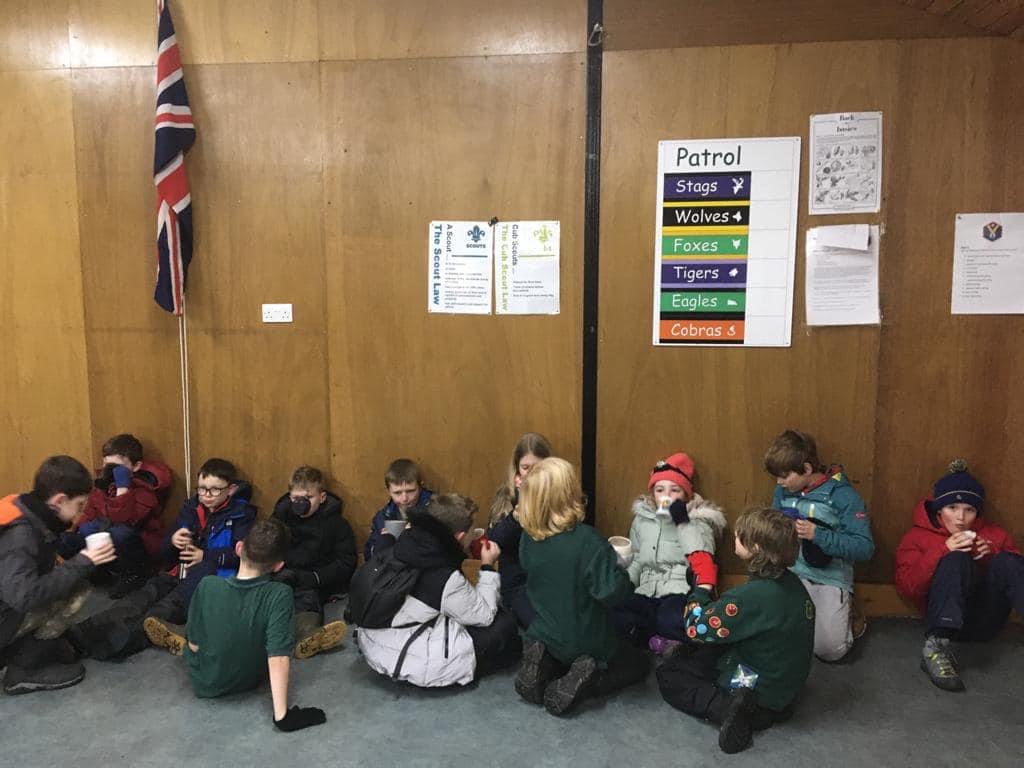 Cubs took advantage of the dry weather to have a short hike to Glen Moss. Thanks to parents who came along to help, especially Andrew who demonstrated the power of a traditional torch! Back at the hall we warmed up with hot chocolate ☕️
