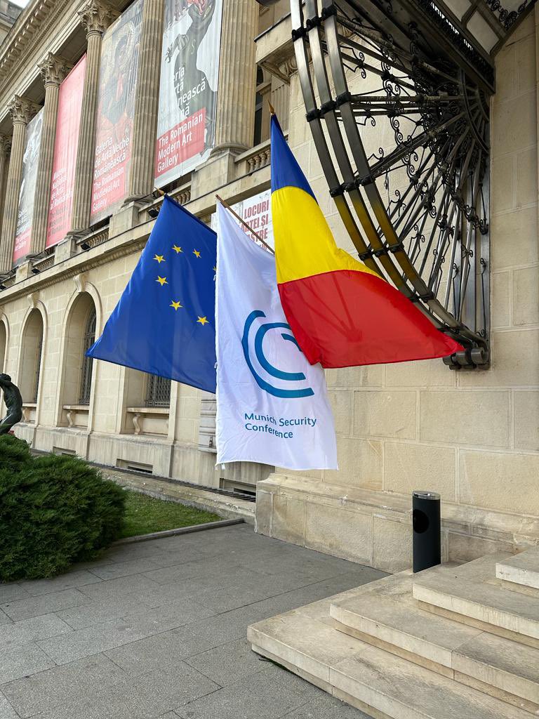 HConwayMouret's tweet photo. Ravie et honorée d’avoir participé ces deux derniers jours à la Munich Leaders Meeting à Bucarest pour aborder les sujets stratégiques et de sécurité sur notre continent et dans l’espace transatlantique. De riches rencontres et des débats passionnants. #MLMBucharest #Europe #OTAN https://t.co/UCTkyak5Dk