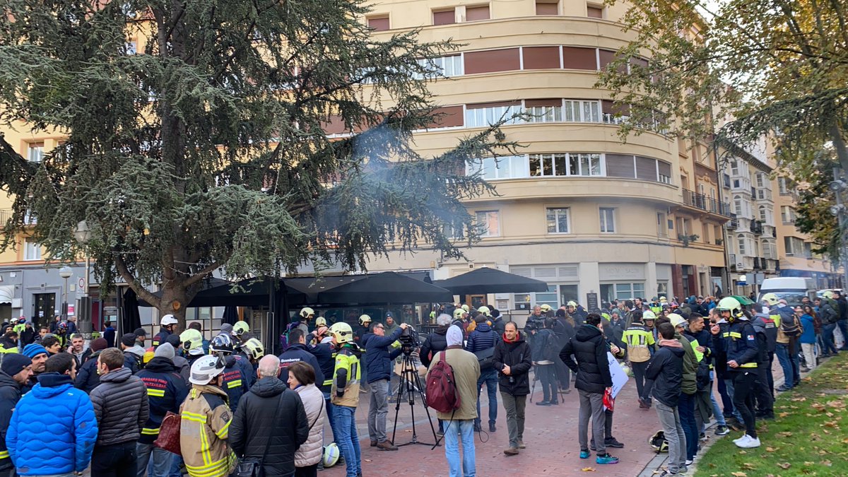 OpositoreakS's tweet photo. Giroa berotzen doa #OPEporYparaBomberos @IrmaBasterra eta @EiderMendoza2 #dimisioa #GezurrikEz https://t.co/9BZOgfUU5z