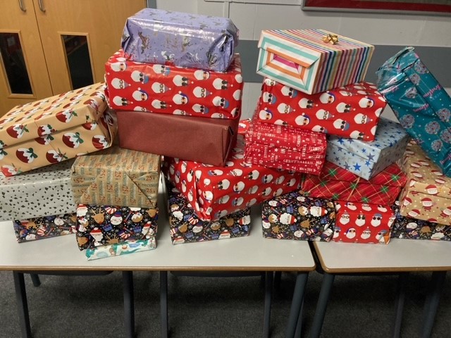 George_Spencer's tweet photo. Year 7 have been making Christmas Shoeboxes as part of @sewadaynotts Christmas Appeal. Sewa Day will be distributing Christmas boxes to adults and children who otherwise would not get presents. Well done Year 7 🌟🎄#support https://t.co/v63nChZdbG