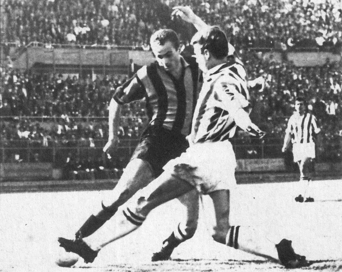 Ric_BamBam's tweet photo. 1960-61:

Juve - Inter finisce 0-2 con invasione di campo dei tifosi di casa.

Il Presidente della FIGC ordina la ripetizione della partita: è Umberto Agnelli, presidente della JuventusFC.

L'Inter manda la Primavera e perde il campionato.

Ridateci il calcio,
Radiate la Juve. https://t.co/FF4KmlgUGR