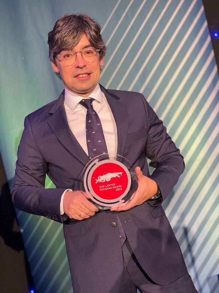 ¡Desde #EcijaTeam nos quitamos el sombrero!🏆<a href="/AlexTourino/">Alejandro Touriño</a>, socio director de ECIJA, fue reconocido ayer en The Lawyer European Awards (<a href="/TheLawyermag/">The Lawyer</a>) como el "mejor socio director en Europa" ¡Enhorabuena Alejandro! Claro ejemplo de nuestra cultura de esfuerzo y meritocracia 🚀