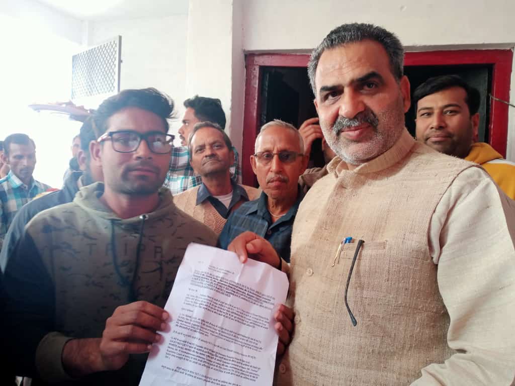 DeveshSharma_RJ's tweet photo. उत्तरप्रदेश से अखिल भारतीय बीएड संघ के साथी सुमित जी व उनके साथियों ने  राज्य मंत्री भारत सरकार @drsanjeevbalyan  जी को ज्ञापन दिया। सभी साथियों की मेहनत एक दिन जरूर रंग लाएगी https://t.co/YxAoohZRVk