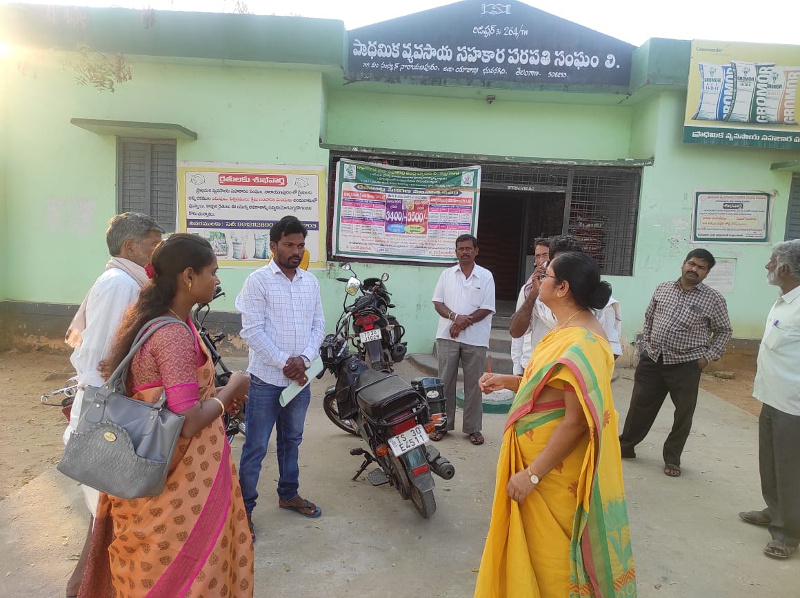 ChadaLaxman's tweet photo. Respected Dao Madam visited Pacs,Narayanpur inspected the fertilizer godowns and interacted with farmers and explained about PSB usage,Direct seeding of paddy and instructed the pacs ceo to conduct germination test for paddy seeds.
@Collector_YDR 
@ACLB_Yadadri 
@Anuradha_DAO https://t.co/pZbWWUn6im