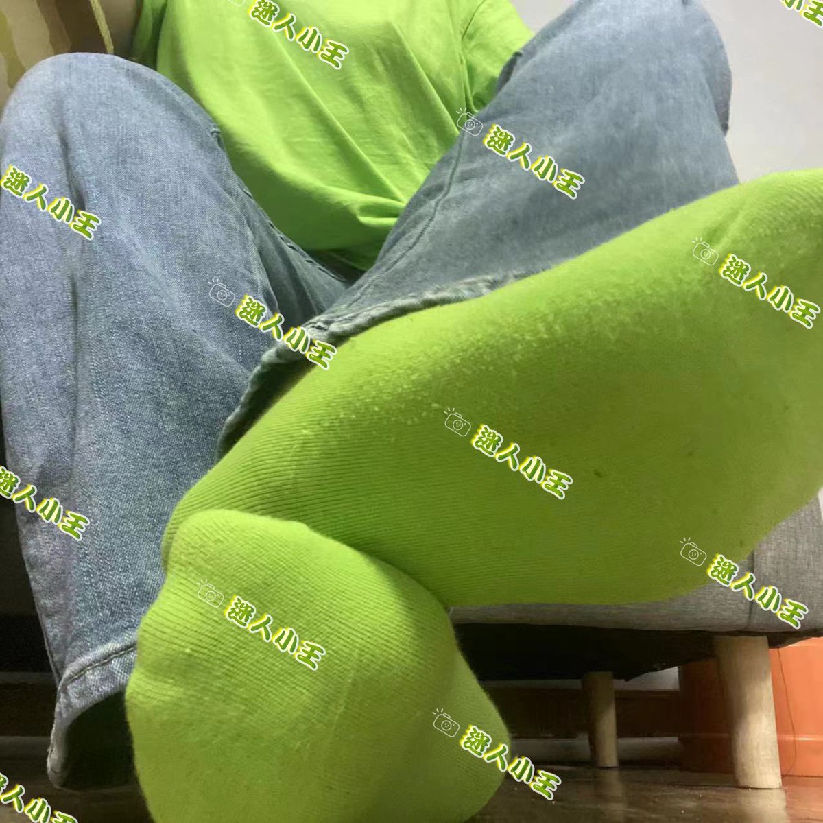 Abcd90561983's tweet photo. 🐢我想知道有多少傻逼阳痿怨种对着女人硬不起来，看见臭袜子尤其是绿色的，立马就能骚的流水？💚 #atm奴 #榨金 #吐钱 #女s  #女性崇拜  #绿帽奴  #报销奴 #女尊男卑 #洗脑压榨 #压榨 #findom #paypig #上贡 #提款 https://t.co/FHGVpC8fmL