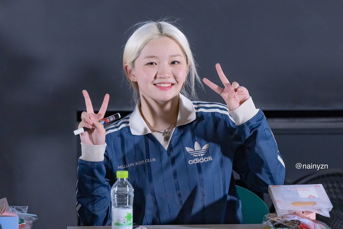 nainyzn's tweet photo. 221120 턴즈 팬그리팅 (4) 🍑 #턴즈 #김채원 https://t.co/chfkpdU620