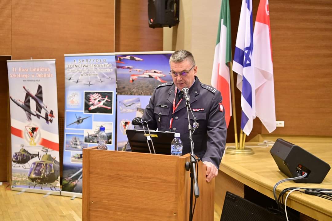 4SLSz's tweet photo. ⏩ Dobiega końca kolejna, ósma już konferencja użytkowników samolotów #M346 ✈️
⏩ Zgodnie z przyjętym cyklem spotkań każdy członek M-346 Joint User Group (JUG) pełni rotacyjnie rolę gospodarza przedsięwzięcia. 
⏩ Organizatorem tegorocznego forum jest 4SLSz✈️🇵🇱
📸 M.C. Wójtowicz https://t.co/UTsk75xbtp