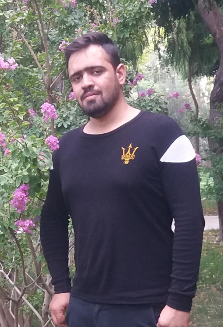 Soranmansournia's tweet photo. مزدوران ج.ا در #آبان۹۸ با شلیک به سر جوانی ۲۷ساله در ملارد او را بەقتل رساندند. #مصطفی_فرزامی اهل كرمانشاه بود اما دور از خانواده و در ملارد کشته شد. جنازەی او چندین ساعت در خیابان بهارەی شرقی غریبانه رها شده بود تا آنکه زنی سالخورده بر رویش پتو می‌کشد و با آمبولانس تماس میگیرد. https://t.co/lYKnSF9NDW